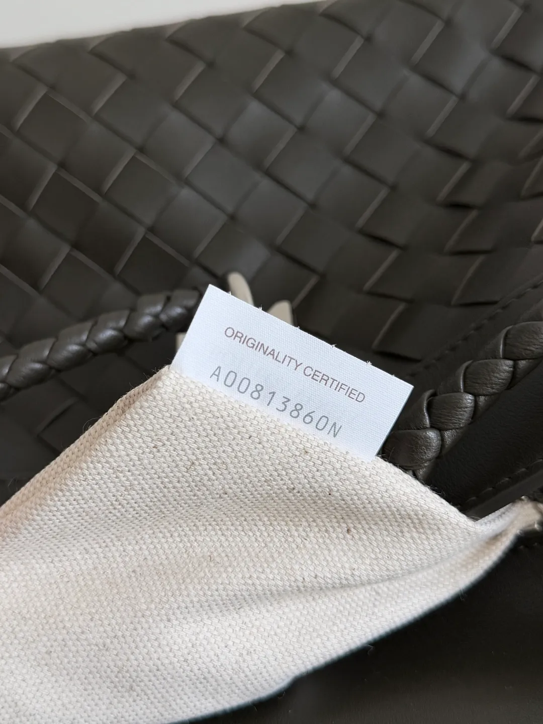 Batch 2460 BOTTEGA VENETA Bottega Veneta's 2025 new product for men ANDIAMO Bottega Veneta's main recommendation is undoubtedly the Andiamo small size. The first new favorite of the 2025 new product is a men's figure buckle bag. It can be seen that the designer has used many small ideas. The detachable crossbody strap is very convenient. It is convenient for elite office workers to reduce the burden on their hands when carrying work logs and office supplies. The interior is divided into two large compartments and a small zippered compartment. Unlike the women's model, the compartments here are not removable. The fixed large single layer also makes it easier to pack lightly when going out to work, and avoids the accumulation of too many small items. Style number: 815781 Size: 29*20*13cm
